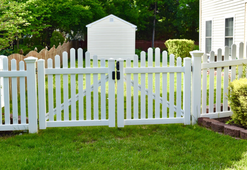 Easton White Easton Double gate with Dog Ear Picket Caps