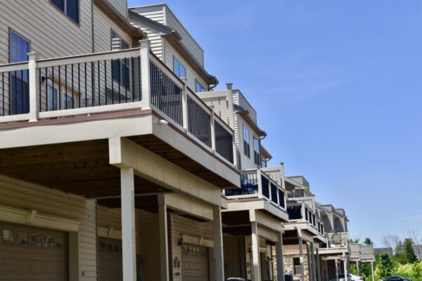 Almond 200 Series with Cayenne Trim Board & Black Aluminum Balusters