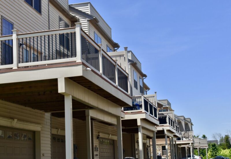 200 Series Almond 200 Series with Cayenne Trim Board & Black Aluminum Balusters