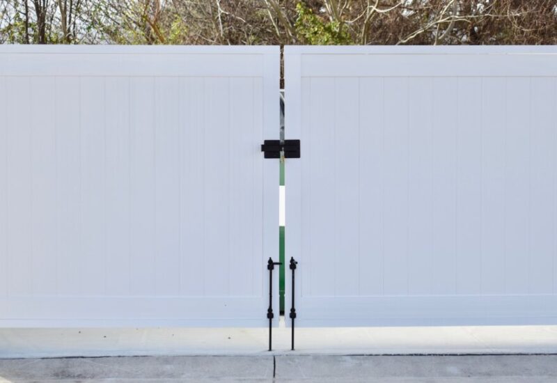 Custom Vinyl/Aluminum Gate White Custom Vinyl/Aluminum Gate