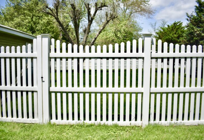 Courtyard White 6' High Courtyard with Dog Ear Picket Caps